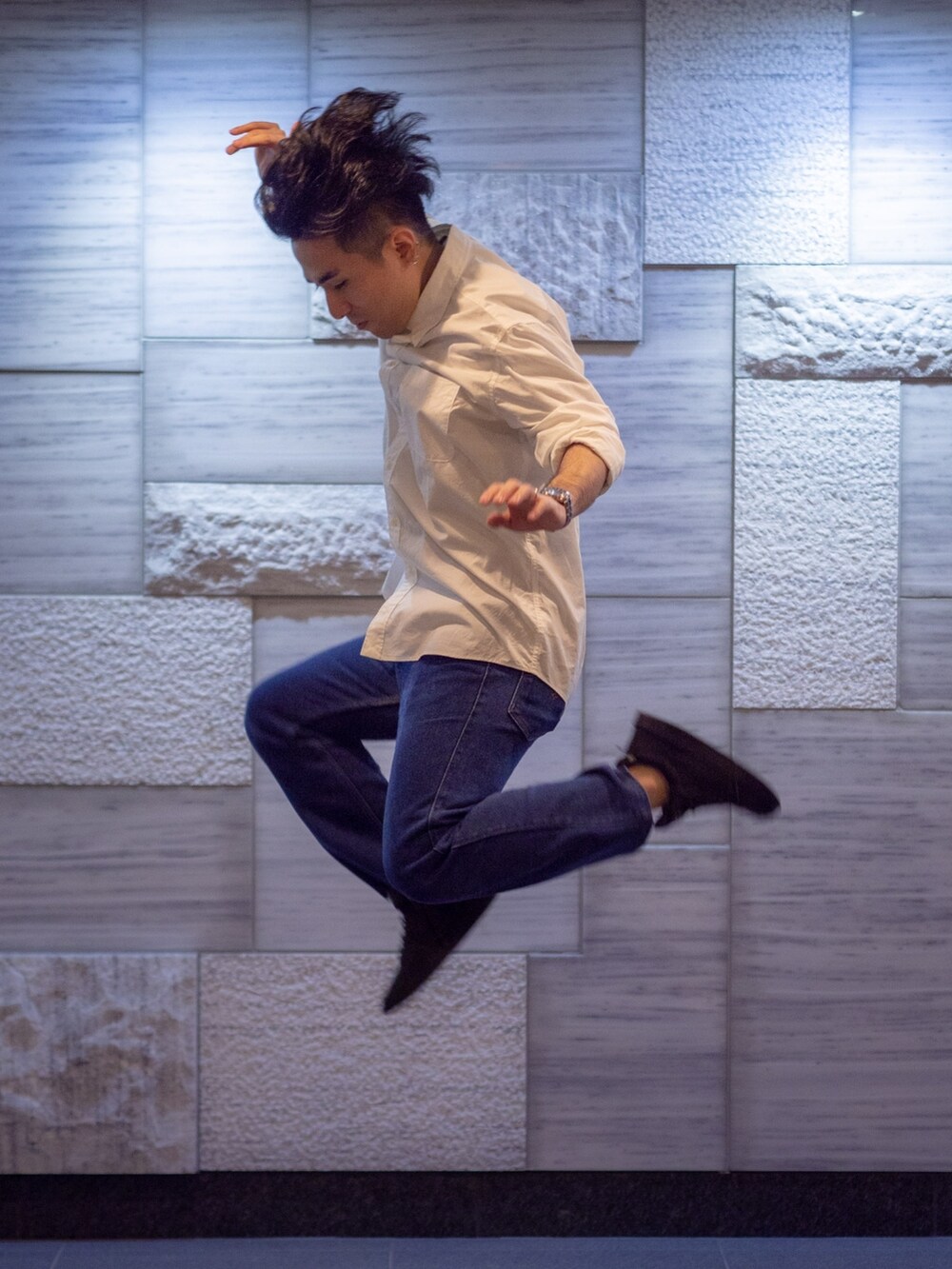 ホワイト系のシャツ/ブラウス、グレー系のTシャツ/カットソー、ブルー系のデニムパンツを着用したメンズの夏コーディネートの5枚目の写真