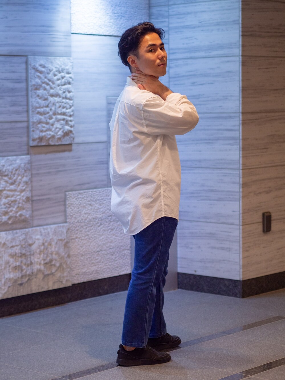 ホワイト系のシャツ/ブラウス、グレー系のTシャツ/カットソー、ブルー系のデニムパンツを着用したメンズの夏コーディネートの3枚目の写真