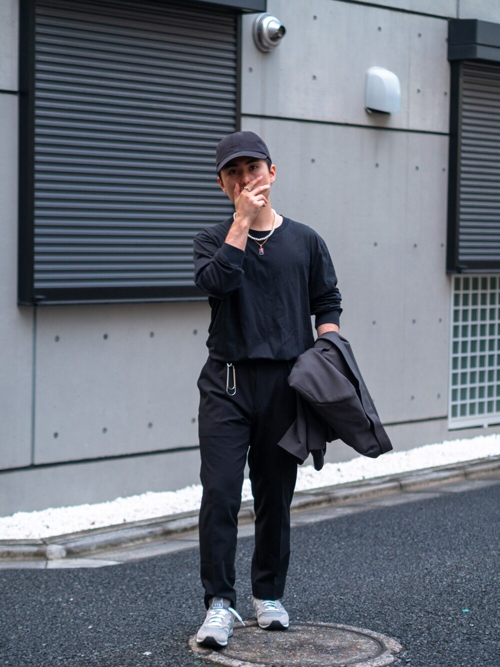 ブラック系のシャツ/ブラウス、グレー系のテーラードジャケット、ブラック系のスラックスを着用したメンズの春コーディネートの4枚目の写真