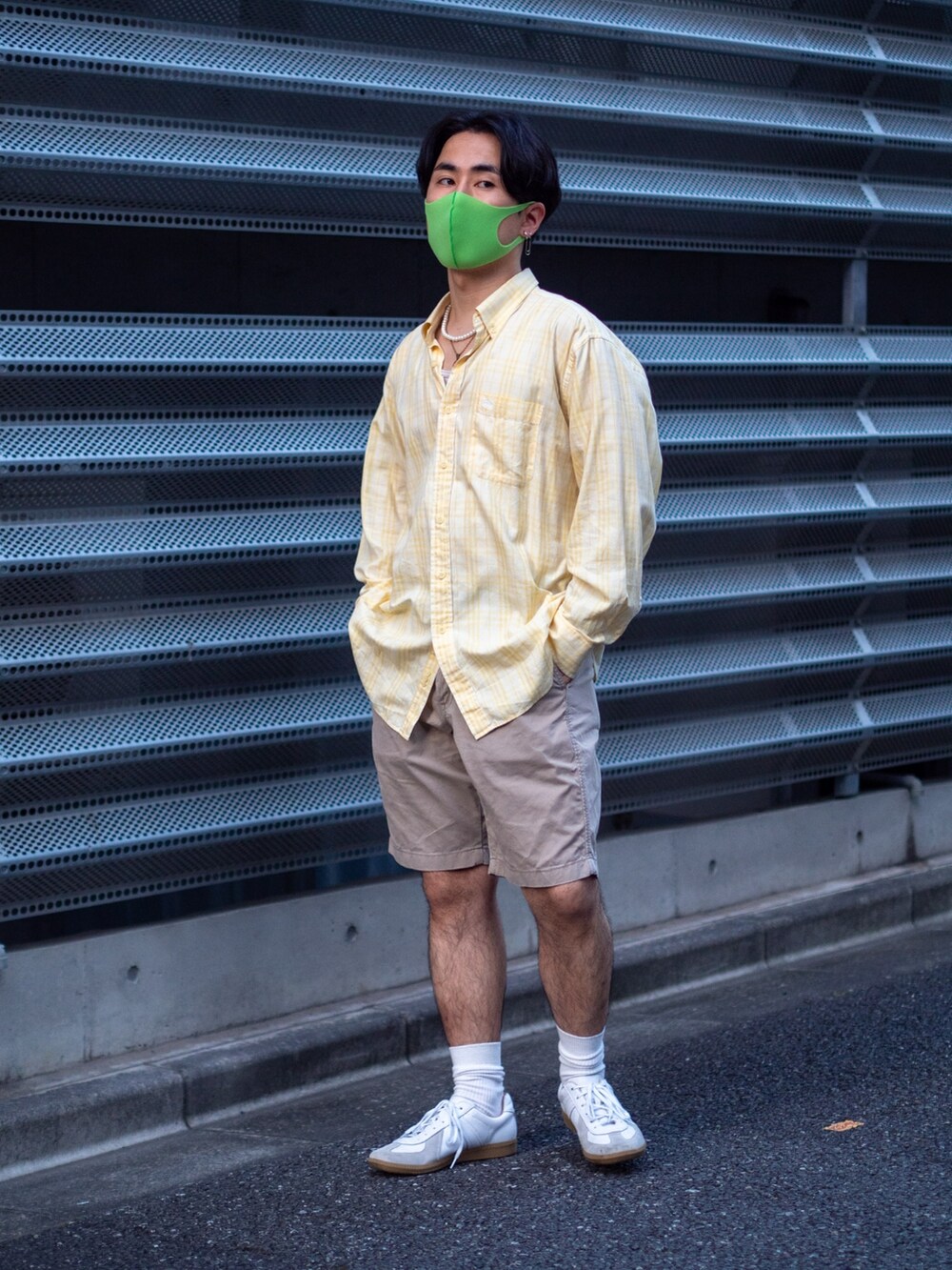 イエロー系のシャツ/ブラウス、ベージュ系のカーゴパンツ、ホワイト系のスニーカーを着用したメンズの夏コーディネートの2枚目の写真