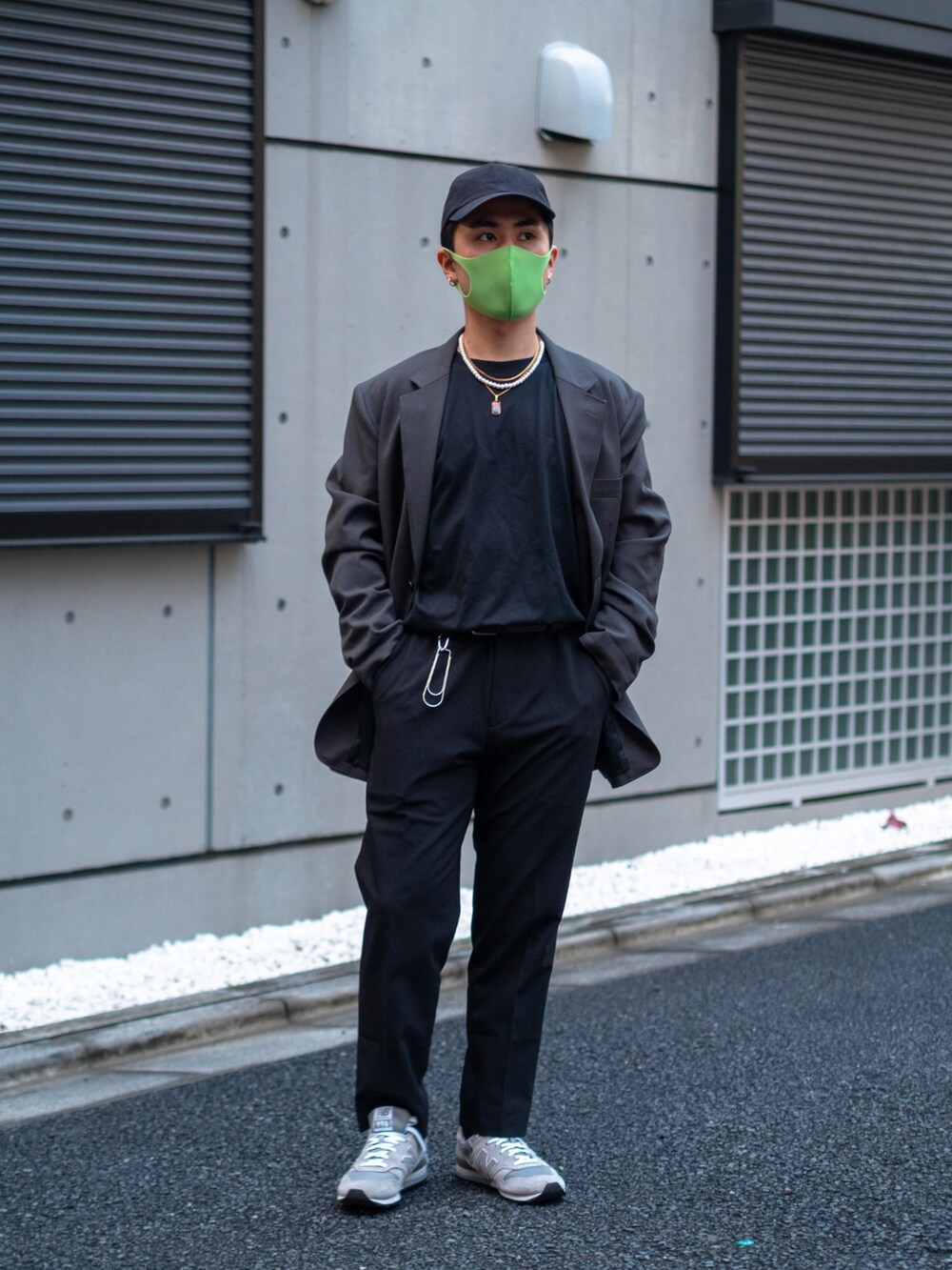 ブラック系のシャツ/ブラウス、グレー系のテーラードジャケット、ブラック系のスラックスを着用したメンズの春コーディネートの2枚目の写真