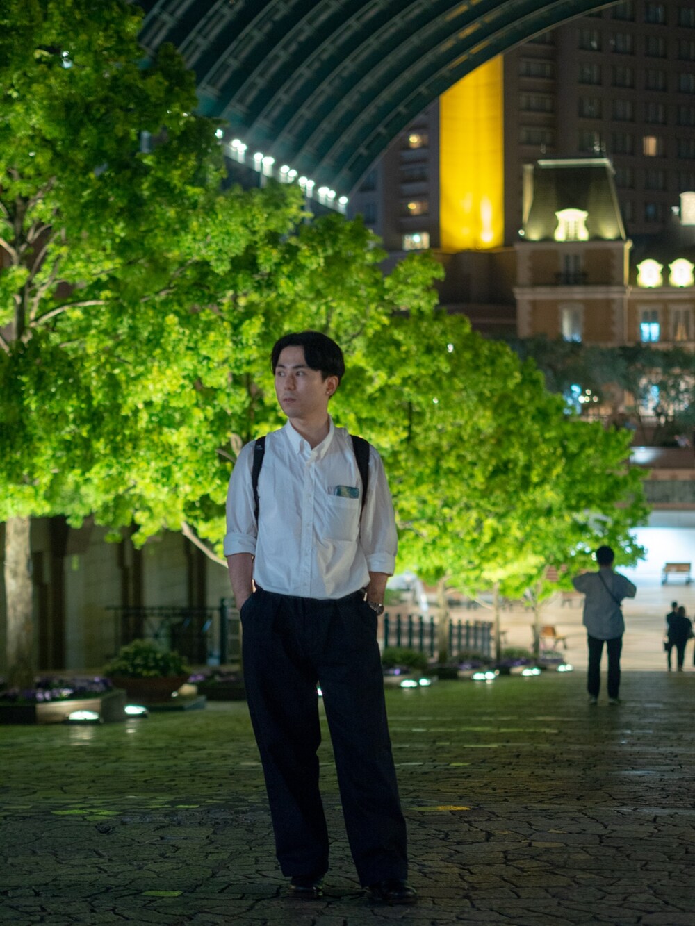 ホワイト系のシャツ/ブラウス、その他のデニムパンツを着用したメンズの春コーディネートの3枚目の写真