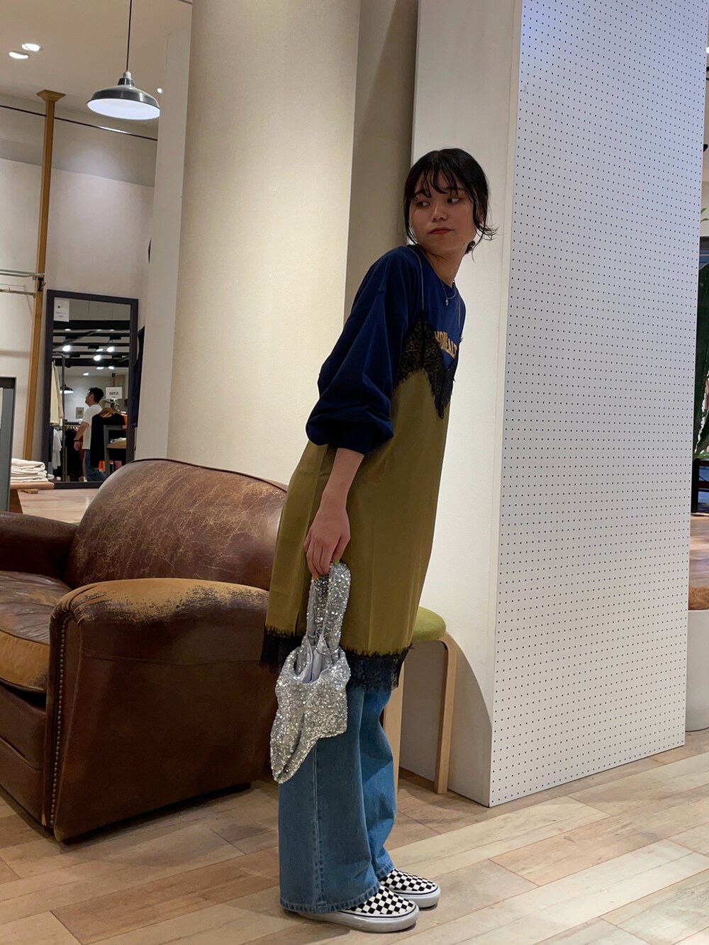 ブルー系のTシャツ/カットソー、グリーン系のチュニック、ブルー系のデニムパンツを着用したレディースの秋コーディネートの2枚目の写真