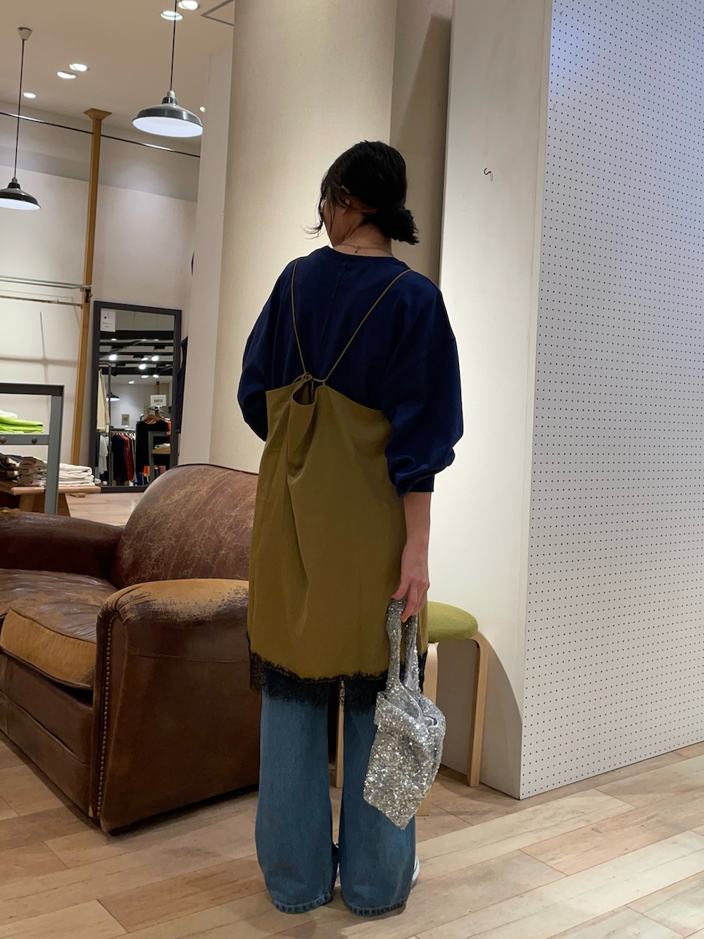 ブルー系のTシャツ/カットソー、グリーン系のチュニック、ブルー系のデニムパンツを着用したレディースの秋コーディネートの3枚目の写真