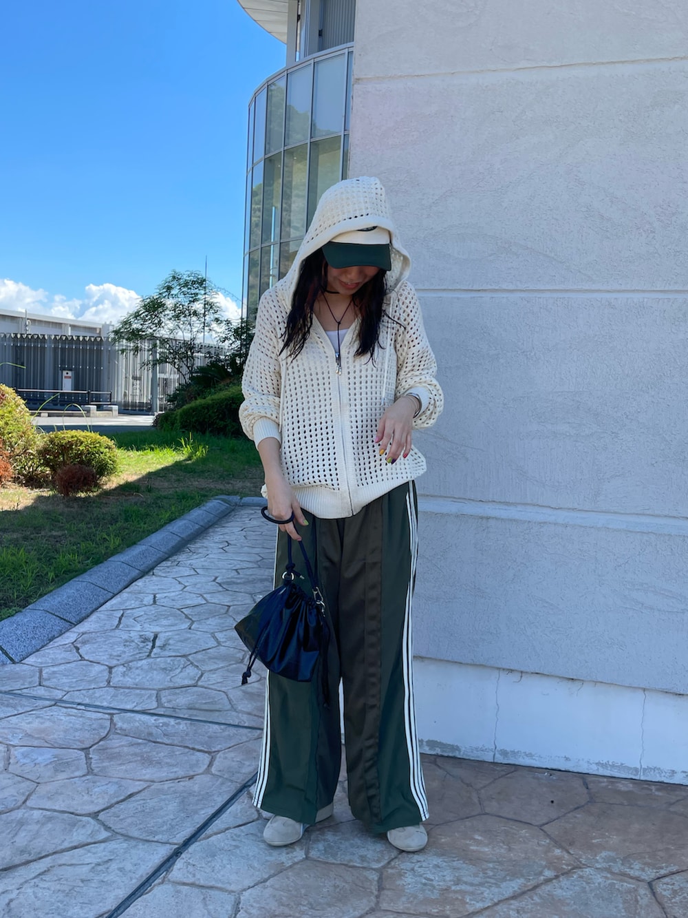 ホワイト系のパーカー、グリーン系のその他パンツ、ブラック系のショルダーバッグを着用したレディースの秋コーディネートの4枚目の写真