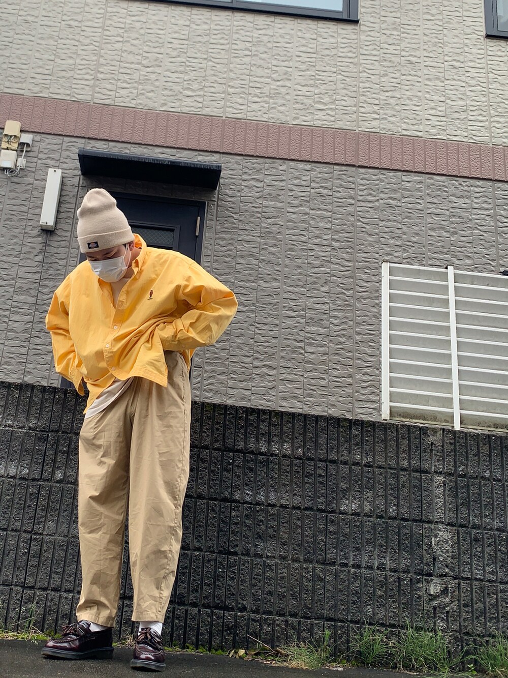 ブラウン系のローファー、ベージュ系のパンツ、イエロー系のシャツ/ブラウスを着用したメンズの夏コーディネートの2枚目の写真