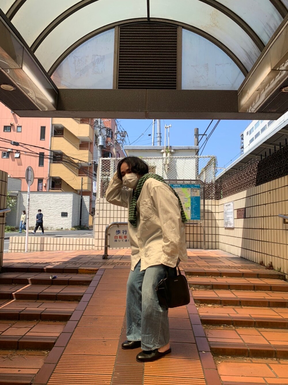 「春、オトナカジュアル、ビッグシルエット、休日スタイル、ワイドデニム、プチプラ、UNIQLO、ミュール、シャツスタイル、肩掛け」｜「AZUL by moussyのBIT FAKE LEATHER SANDALS/ビットフェイクレザーサンダル（サンダル、ブラック系）」を使った、NNさん（メンズ・165cm）の春コーディネートの3枚目の写真