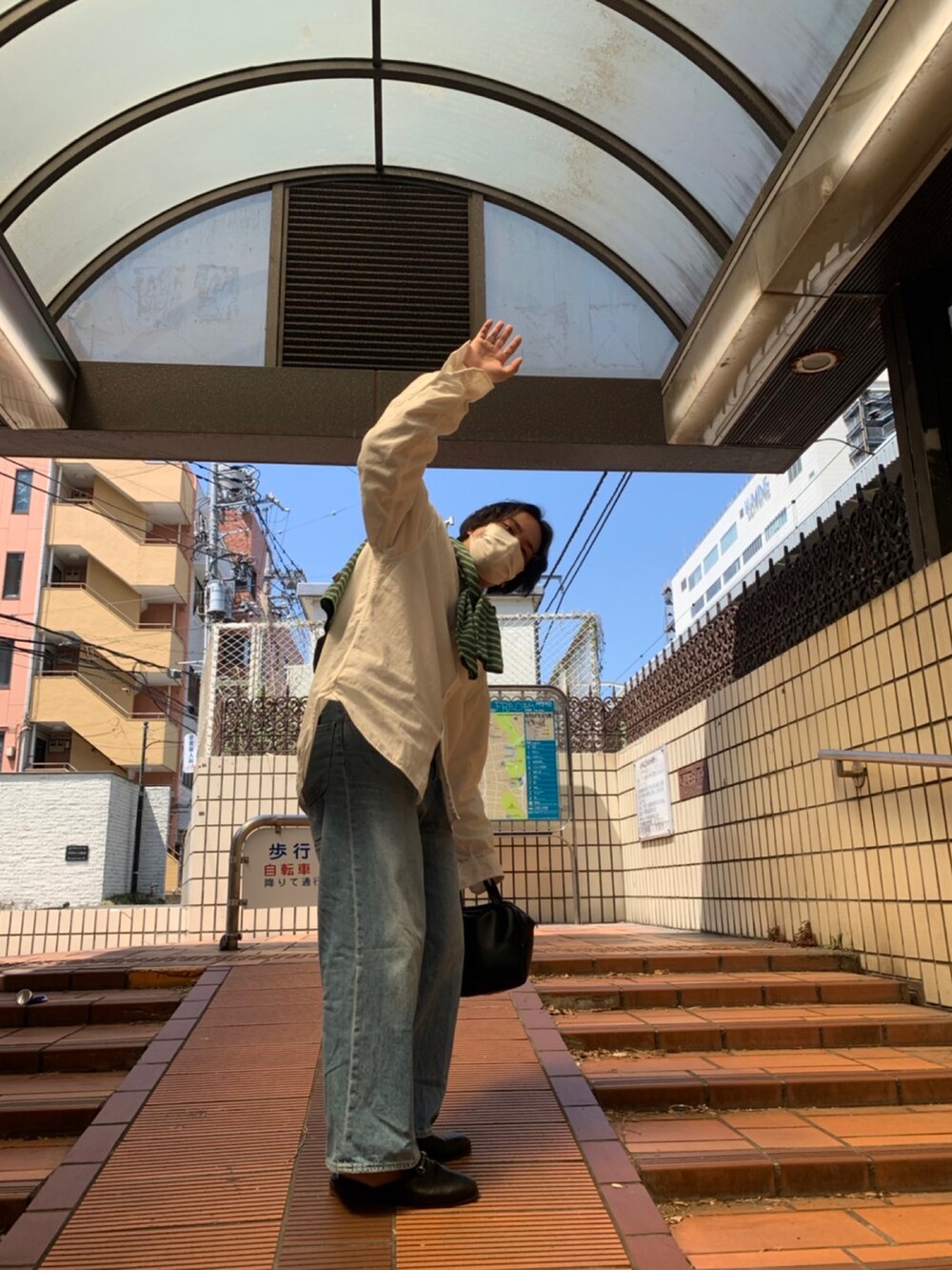 「春、オトナカジュアル、ビッグシルエット、休日スタイル、ワイドデニム、プチプラ、UNIQLO、ミュール、シャツスタイル、肩掛け」｜「AZUL by moussyのBIT FAKE LEATHER SANDALS/ビットフェイクレザーサンダル（サンダル、ブラック系）」を使った、NNさん（メンズ・165cm）の春コーディネートの2枚目の写真