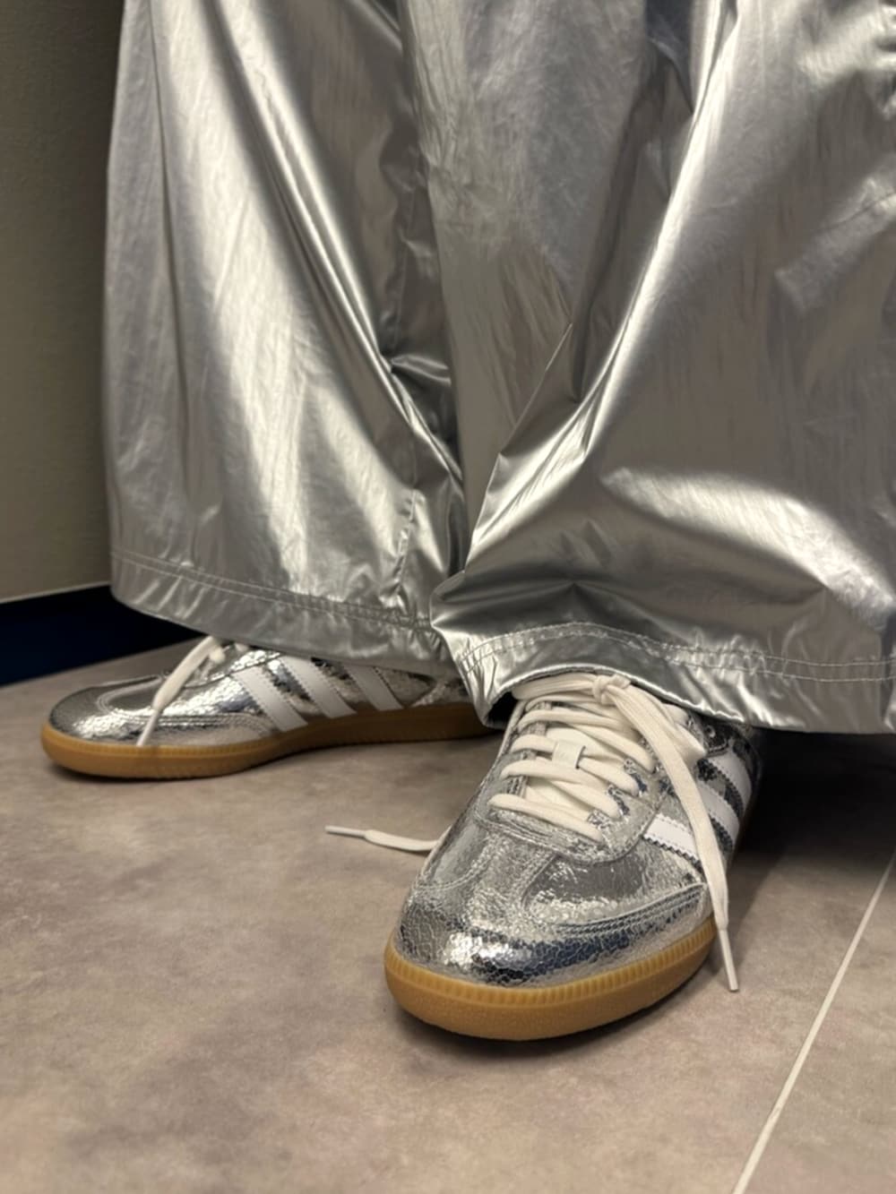 ブルー系のジャージ、シルバー系のスウェットパンツ、シルバー系のスニーカーを着用したメンズの秋コーディネートの4枚目の写真