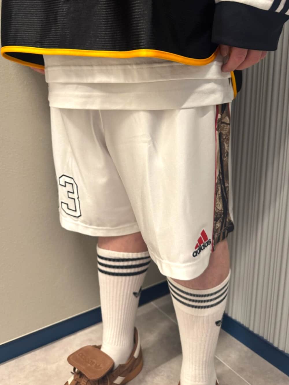 ホワイト系のTシャツ/カットソー、ブラック系のトップス、ホワイト系のその他パンツを着用したメンズの夏コーディネートの3枚目の写真