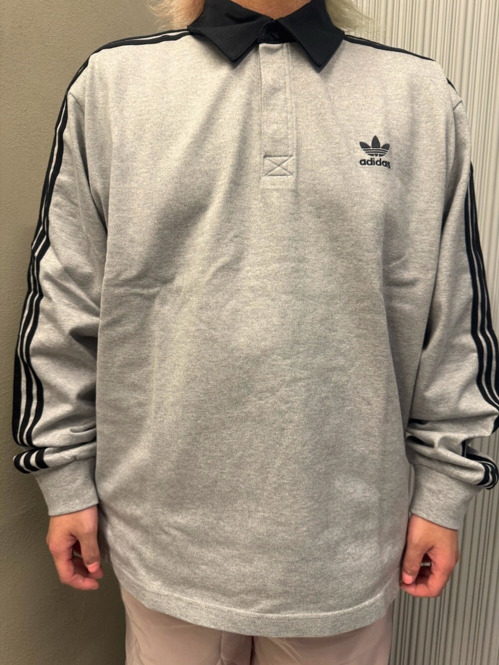 グレー系のポロシャツ、ピンク系のスウェットパンツ、グレー系のスニーカーを着用したメンズの秋コーディネートの4枚目の写真