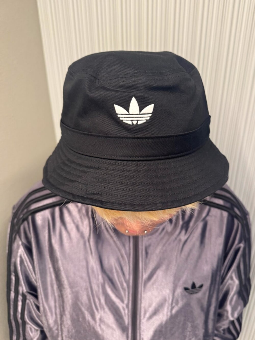 「adidasのファイヤーバード メタリックトラックトップ（ジャージ）（ジャージ、グレー系）」を使った、MSさん（メンズ・164cm）の秋コーディネートの3枚目の写真