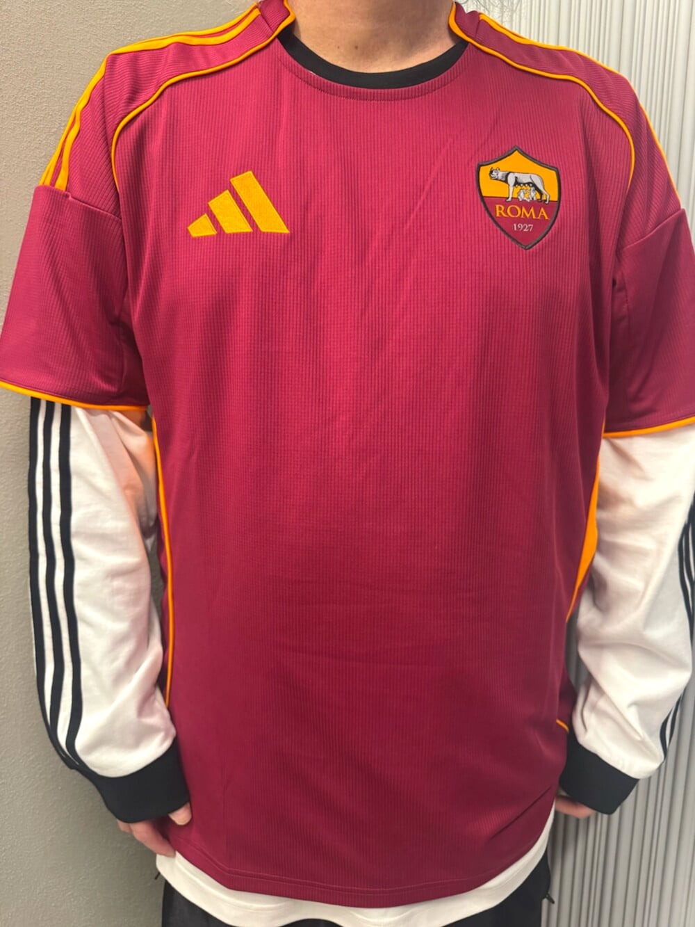 レッド系のTシャツ/カットソー、ホワイト系のTシャツ/カットソー、ブラック系のその他パンツを着用したメンズの夏コーディネートの2枚目の写真