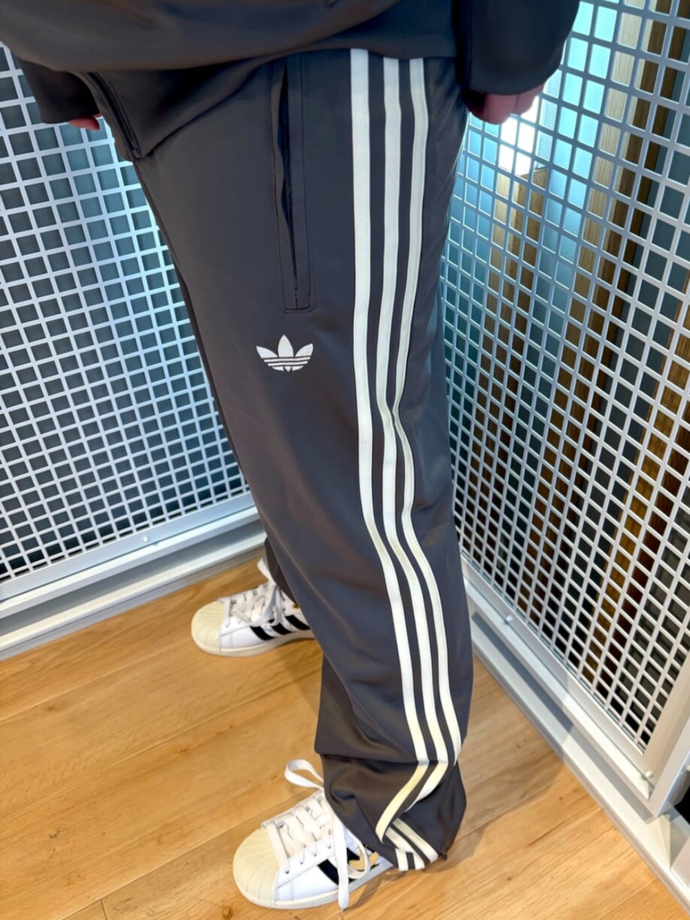 グレー系のその他パンツ、ホワイト系のスニーカー、グレー系のジャージを着用したメンズの春コーディネートの4枚目の写真