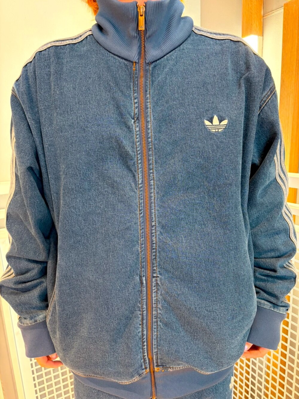 ブルー系のジャージ、ブルー系のデニムパンツ、ブルー系のスニーカーを着用したメンズの冬コーディネートの2枚目の写真