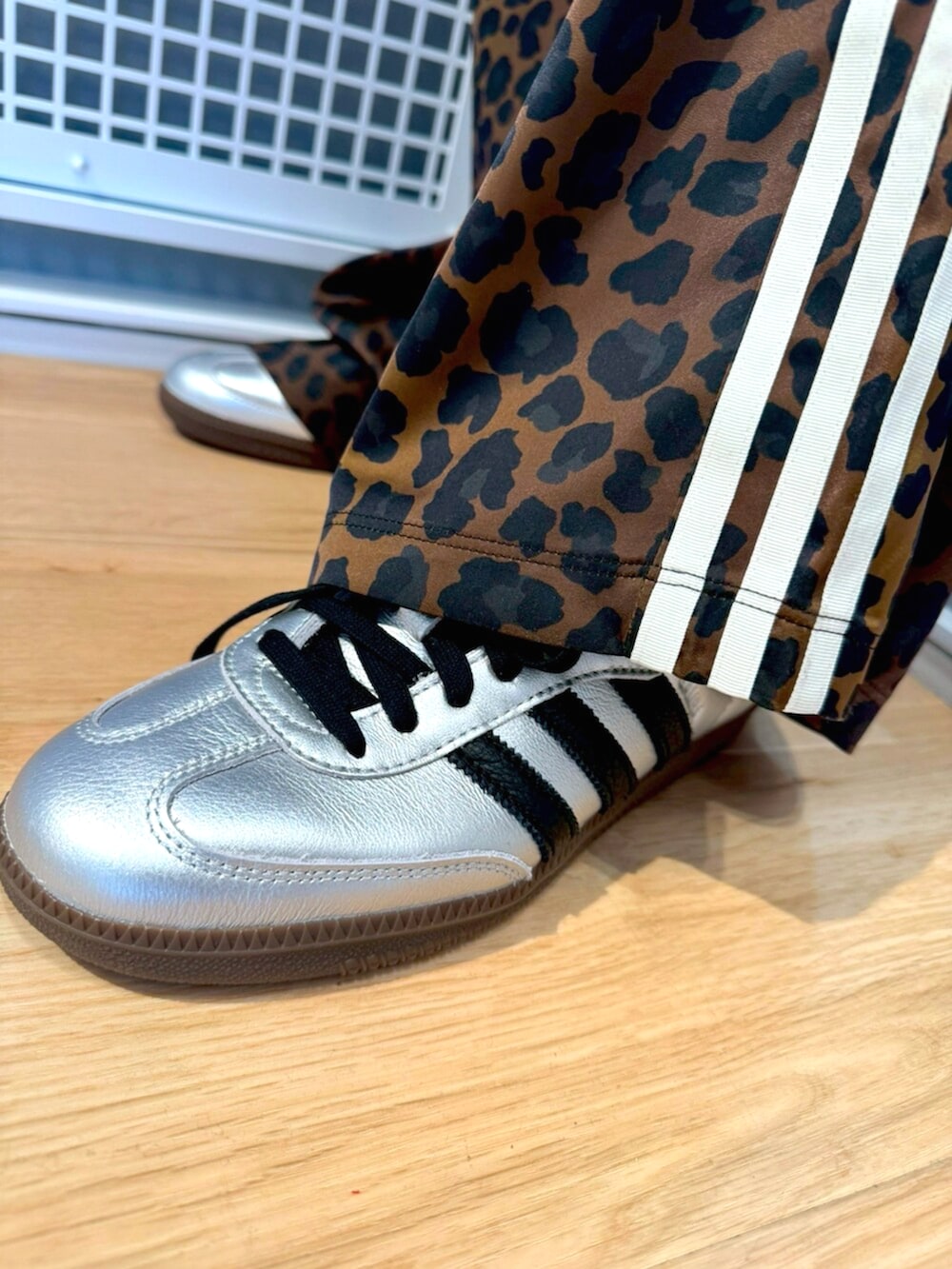 シルバー系のスニーカー、ブラック系のジャージ、ブラウン系のその他パンツを着用したメンズの冬コーディネートの4枚目の写真
