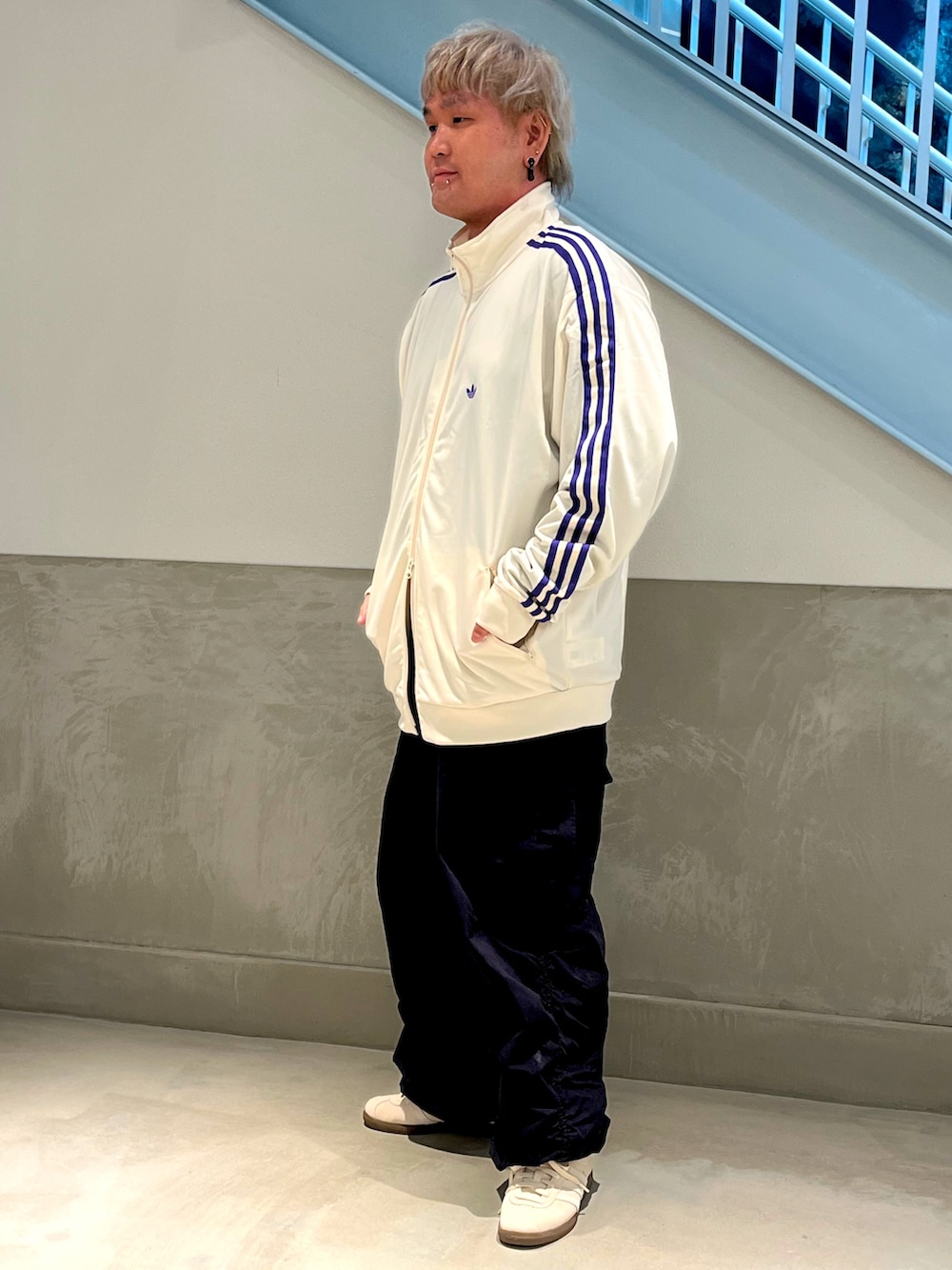「スニーカー、adidas、ジャージ、アディダス、adidas originals、トラックジャケット、アディダスオリジナルス、ベルン、ベッケンバウアー」｜「adidasのトラックジャケット（ジェンダーニュートラル）（ジャージ、ホワイト系）」を使った、MSさん（メンズ・164cm）の秋コーディネートの2枚目の写真