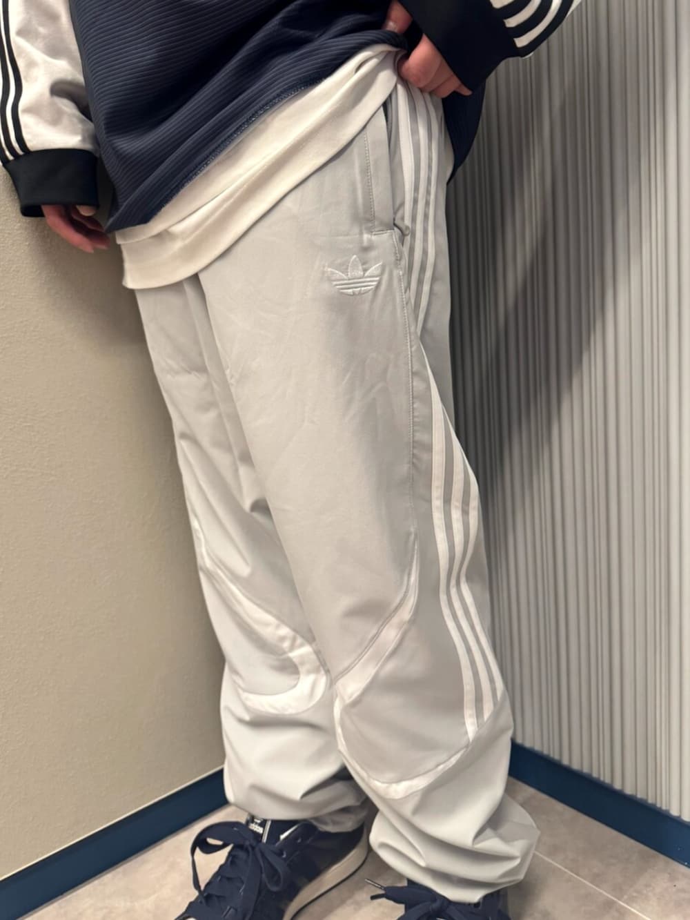 ホワイト系のTシャツ/カットソー、ブルー系のトップス、グレー系のその他パンツを着用したメンズの夏コーディネートの3枚目の写真