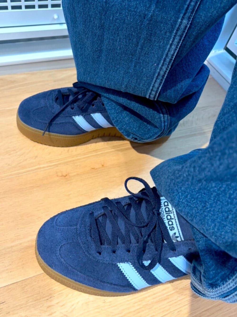 ブルー系のジャージ、ブルー系のデニムパンツ、ブルー系のスニーカーを着用したメンズの冬コーディネートの4枚目の写真