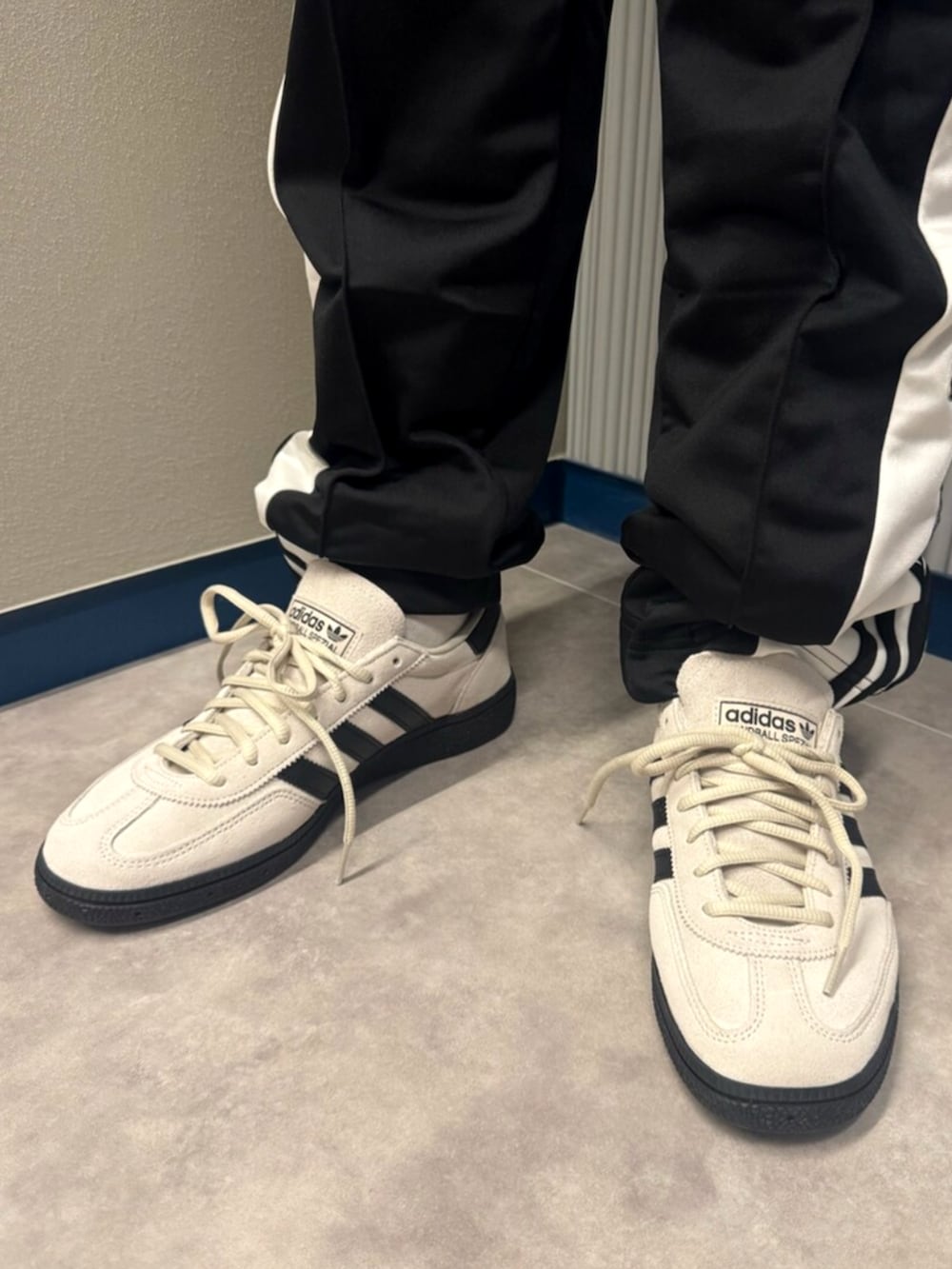 ホワイト系のTシャツ/カットソー、ホワイト系のTシャツ/カットソー、ブラック系のその他パンツを着用したメンズの夏コーディネートの4枚目の写真