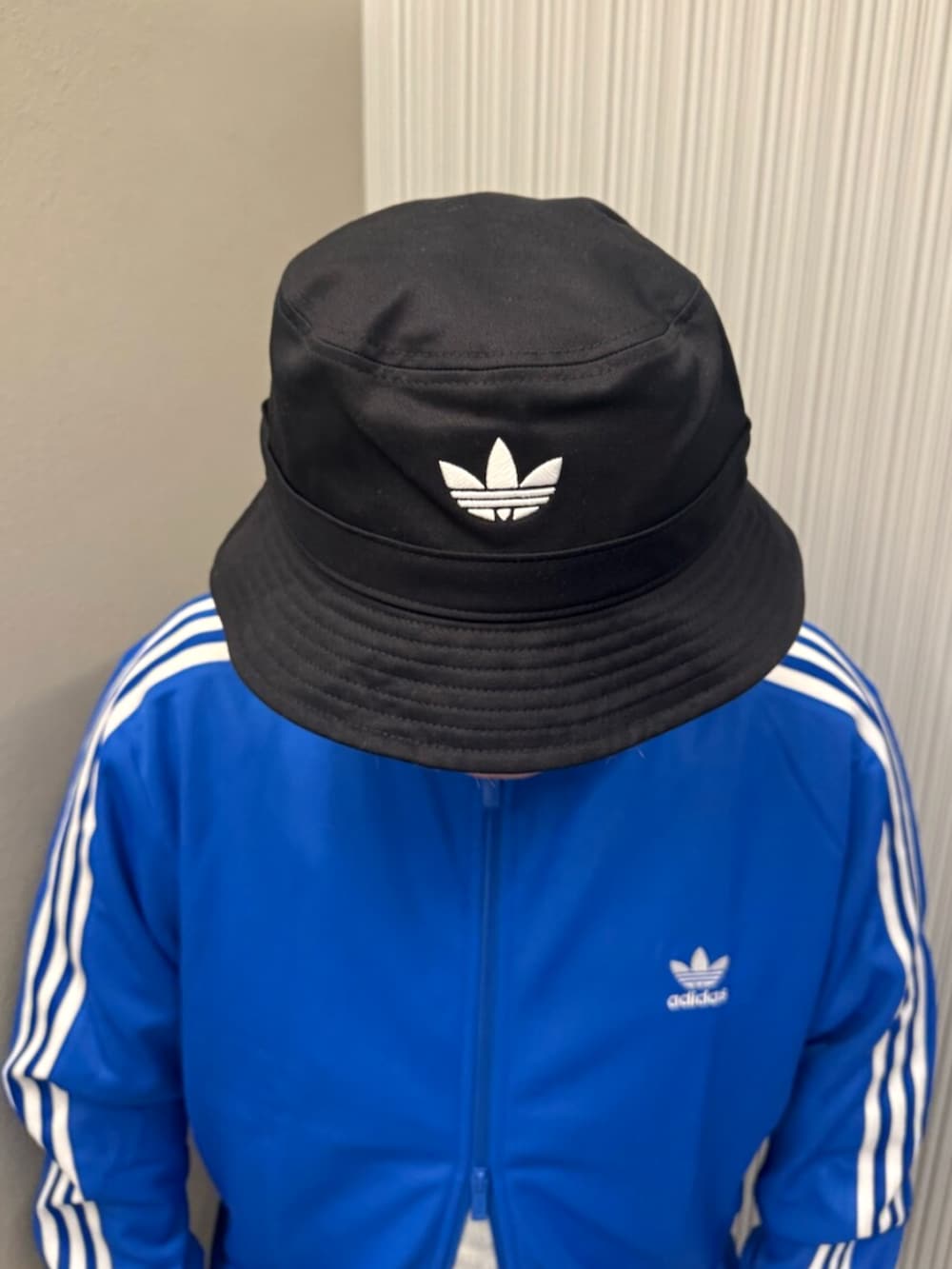 ブラック系のスウェットパンツ、ブルー系のジャージ、ブラック系のTシャツ/カットソーを着用したメンズの秋コーディネートの3枚目の写真
