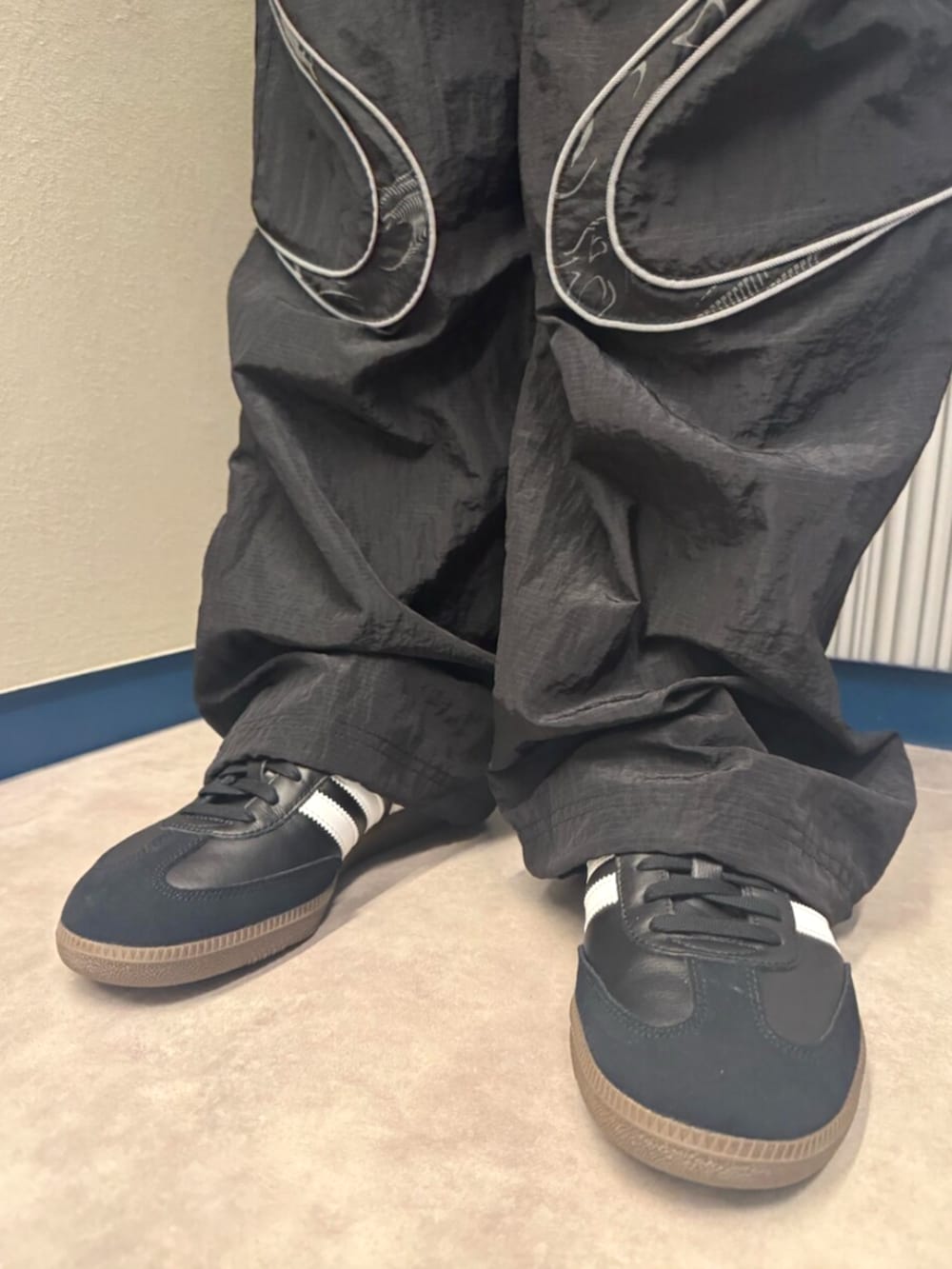 「adidasのファイヤーバード メタリックトラックトップ（ジャージ）（ジャージ、グレー系）」を使った、MSさん（メンズ・164cm）の秋コーディネートの6枚目の写真