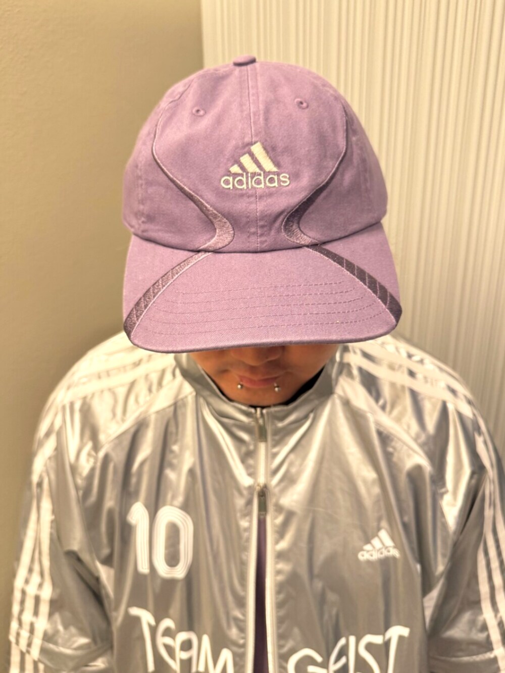 シルバー系のスニーカー、シルバー系のジャージ、パープル系のTシャツ/カットソーを着用したメンズの秋コーディネートの3枚目の写真