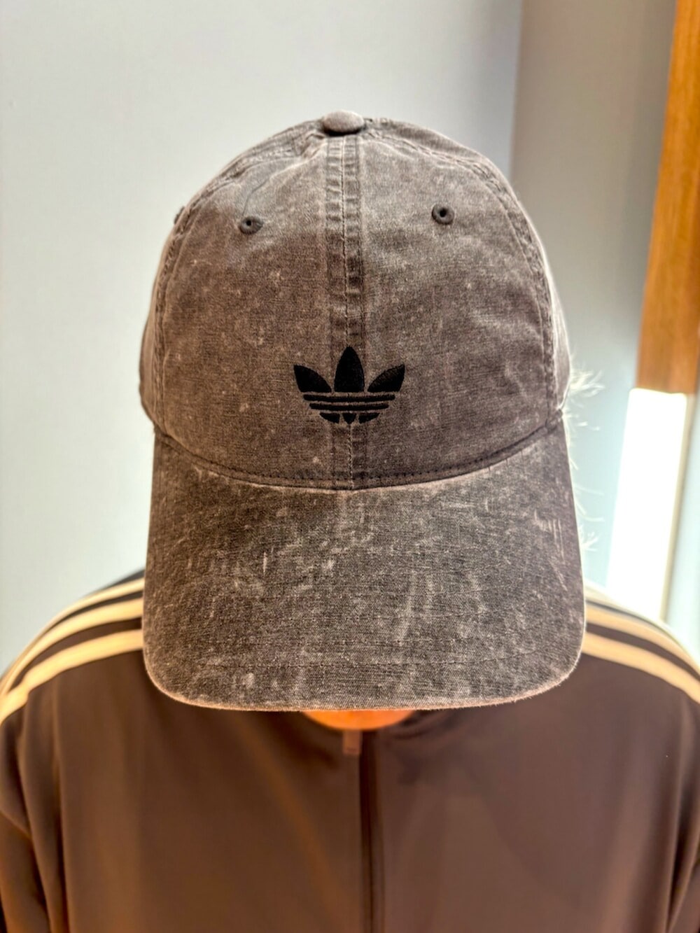 グレー系のその他パンツ、ホワイト系のスニーカー、グレー系のジャージを着用したメンズの春コーディネートの2枚目の写真