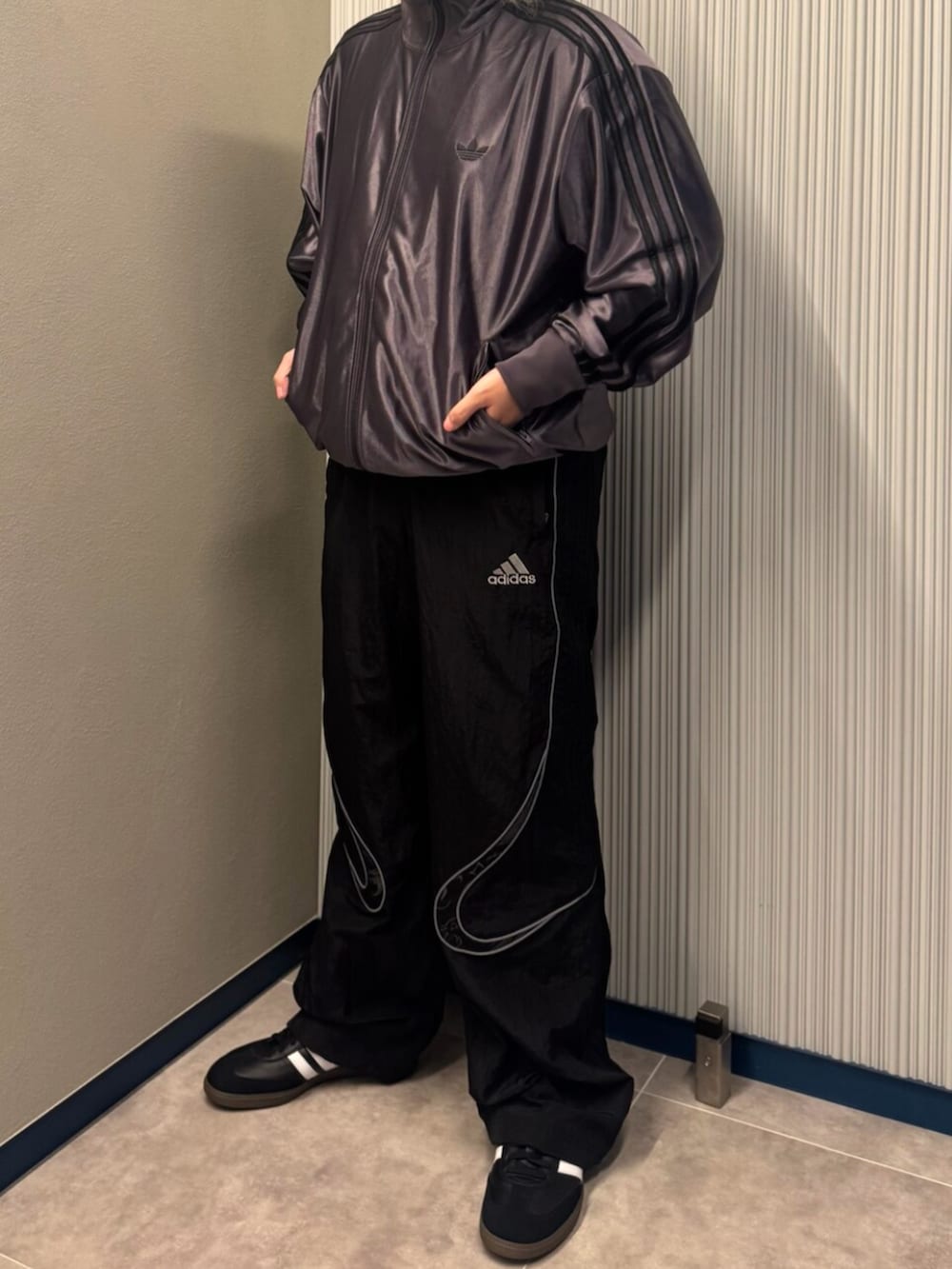 「adidasのファイヤーバード メタリックトラックトップ（ジャージ）（ジャージ、グレー系）」を使った、MSさん（メンズ・164cm）の秋コーディネートの2枚目の写真