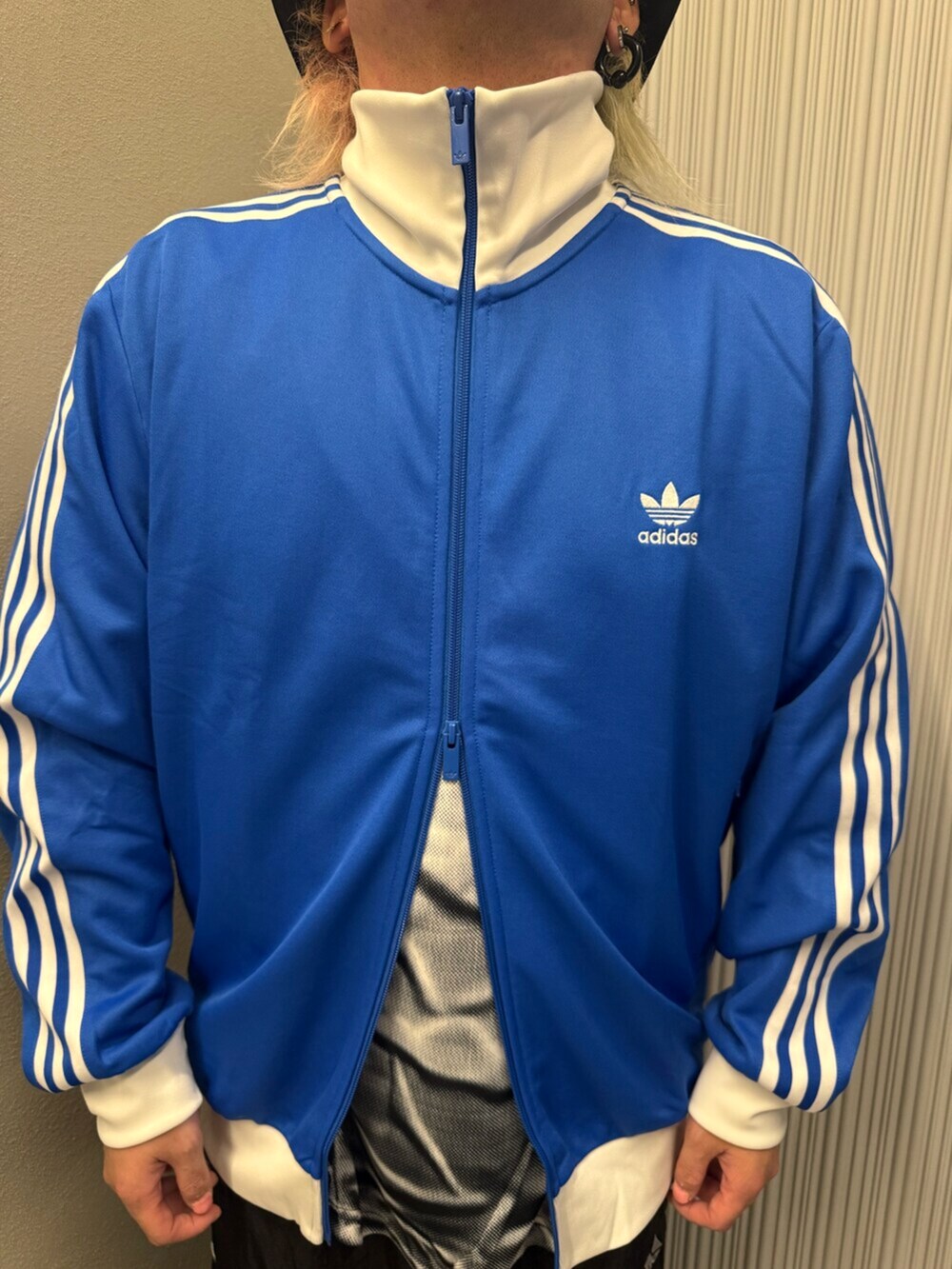 ブラック系のスウェットパンツ、ブルー系のジャージ、ブラック系のTシャツ/カットソーを着用したメンズの秋コーディネートの4枚目の写真
