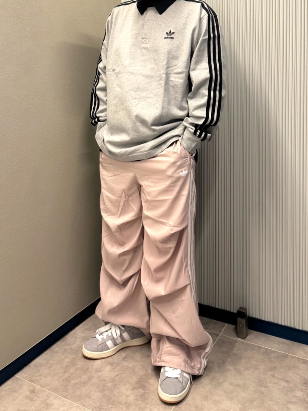 グレー系のポロシャツ、ピンク系のスウェットパンツ、グレー系のスニーカーを着用したメンズの秋コーディネートの2枚目の写真