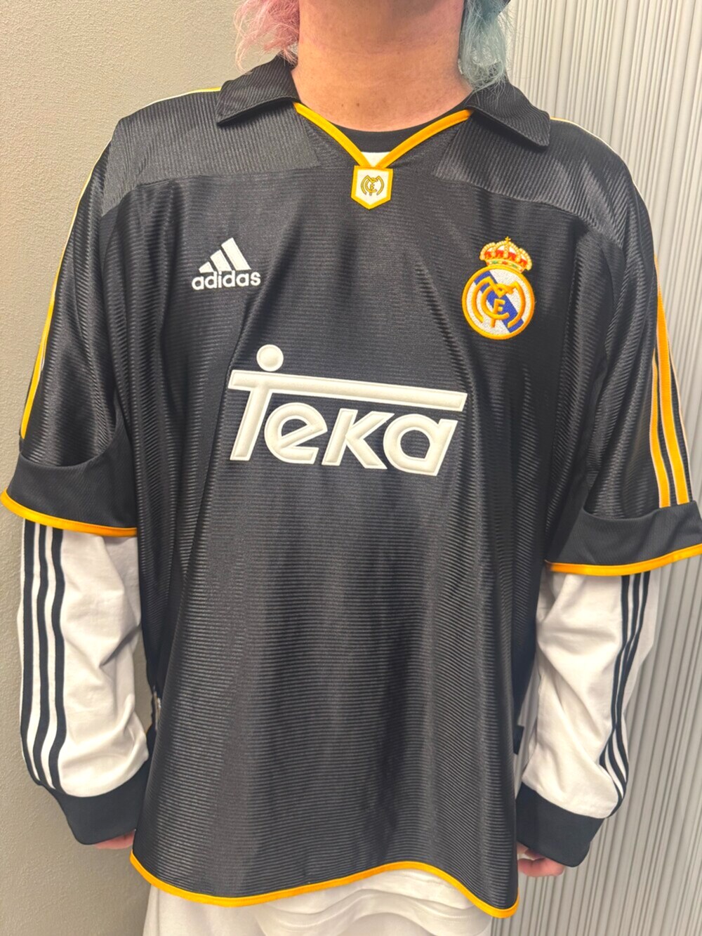 ホワイト系のTシャツ/カットソー、ブラック系のトップス、ホワイト系のその他パンツを着用したメンズの夏コーディネートの2枚目の写真