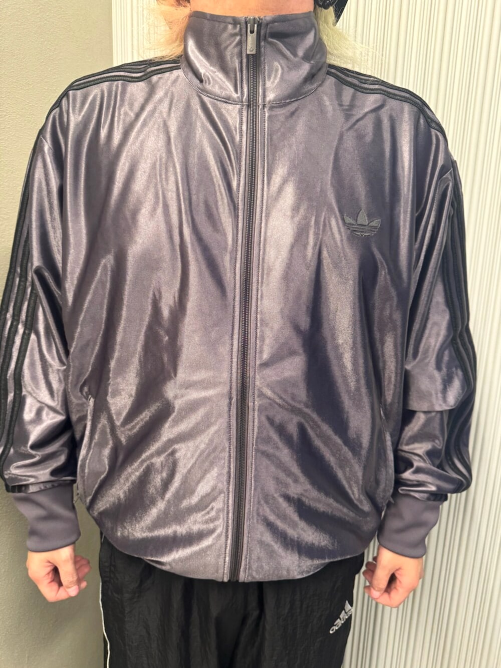 「adidasのファイヤーバード メタリックトラックトップ（ジャージ）（ジャージ、グレー系）」を使った、MSさん（メンズ・164cm）の秋コーディネートの4枚目の写真