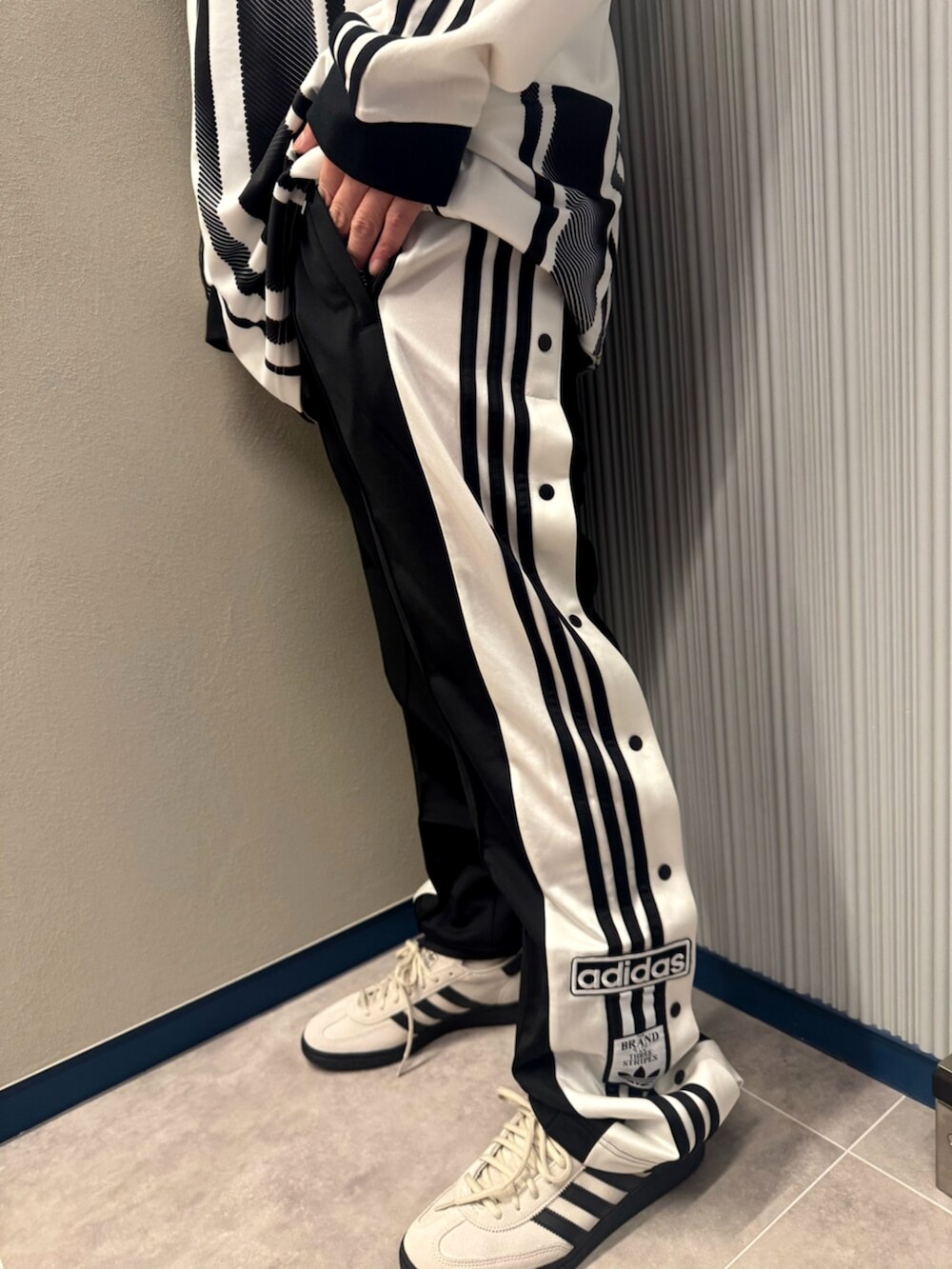 ホワイト系のTシャツ/カットソー、ホワイト系のTシャツ/カットソー、ブラック系のその他パンツを着用したメンズの夏コーディネートの3枚目の写真