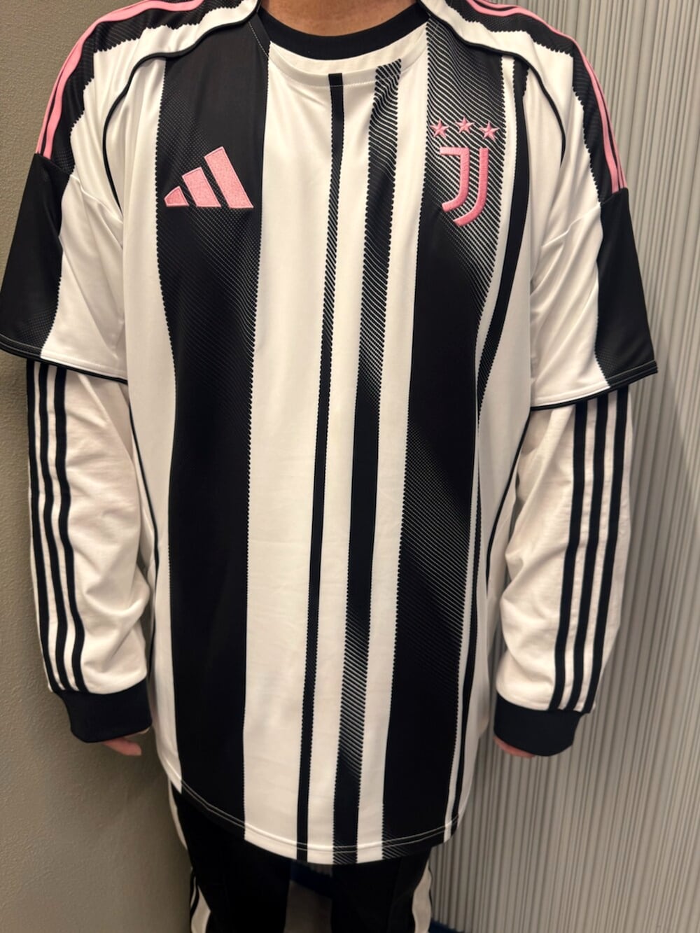 ホワイト系のTシャツ/カットソー、ホワイト系のTシャツ/カットソー、ブラック系のその他パンツを着用したメンズの夏コーディネートの2枚目の写真