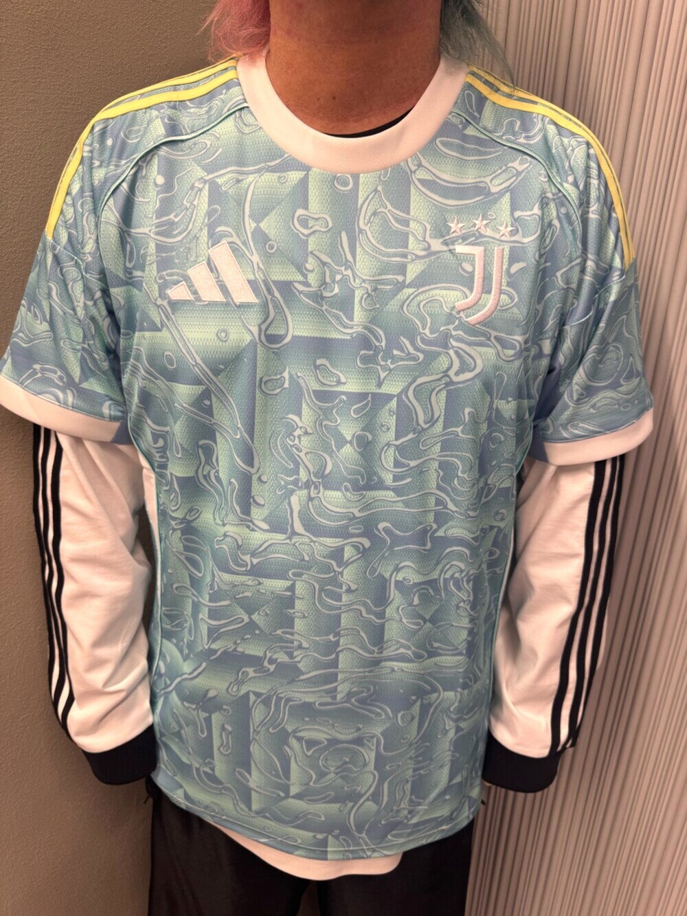 ホワイト系のTシャツ/カットソー、ブラック系のその他パンツ、ブルー系のTシャツ/カットソーを着用したメンズの夏コーディネートの2枚目の写真