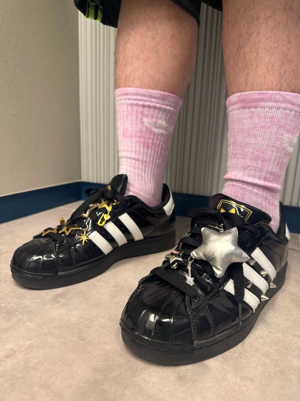 グリーン系のジャージ、ブラック系のその他パンツ、ブラック系のスニーカーを着用したメンズの秋コーディネートの4枚目の写真