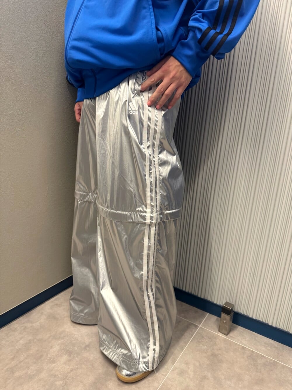 ブルー系のジャージ、シルバー系のスウェットパンツ、シルバー系のスニーカーを着用したメンズの秋コーディネートの3枚目の写真