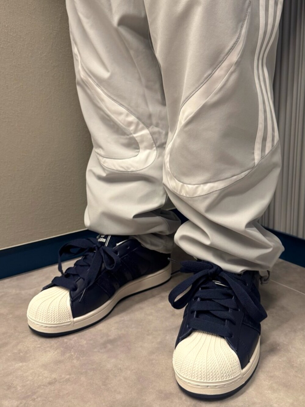 ホワイト系のTシャツ/カットソー、ブルー系のトップス、グレー系のその他パンツを着用したメンズの夏コーディネートの4枚目の写真