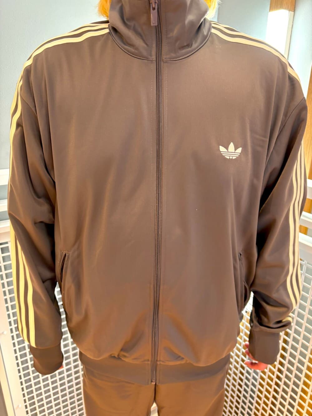 グレー系のその他パンツ、ホワイト系のスニーカー、グレー系のジャージを着用したメンズの春コーディネートの3枚目の写真