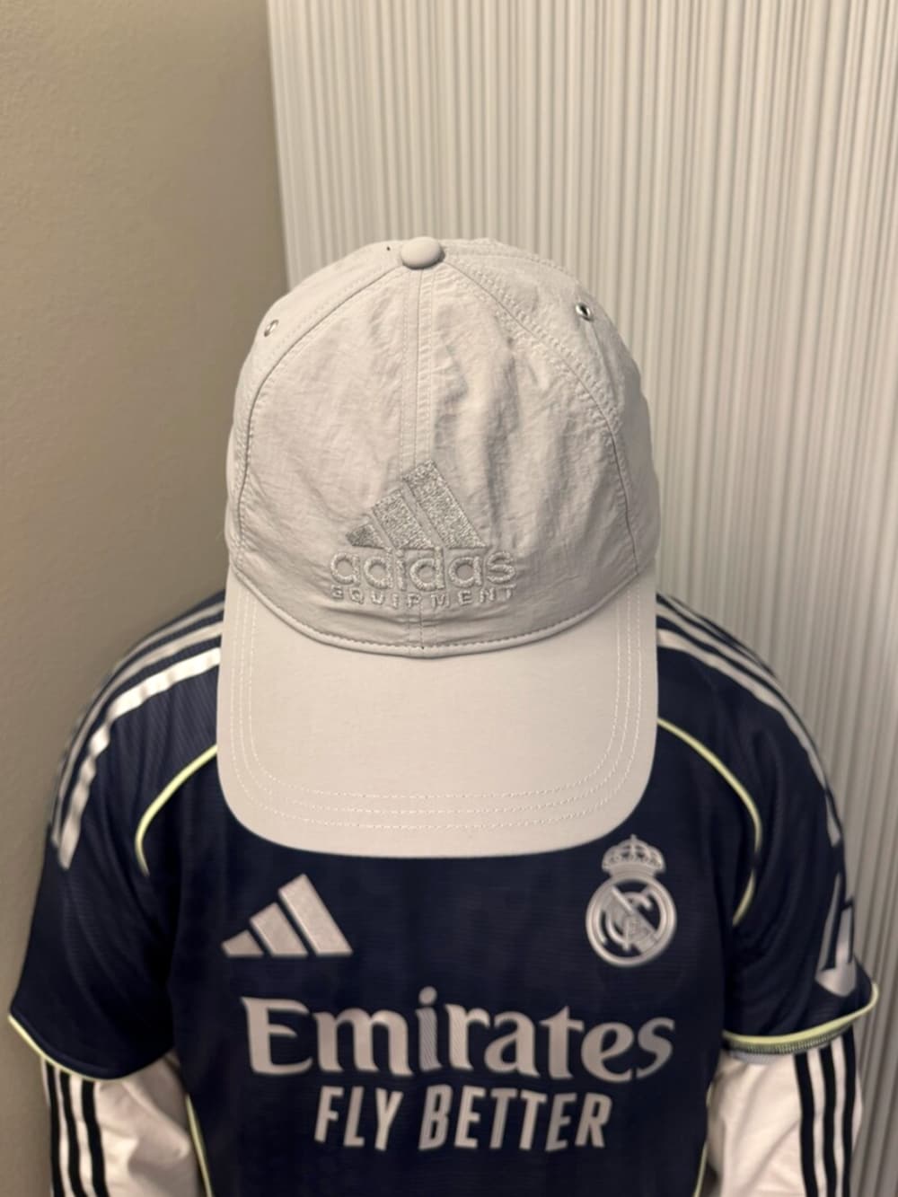 ホワイト系のTシャツ/カットソー、ブルー系のトップス、グレー系のその他パンツを着用したメンズの夏コーディネートの2枚目の写真