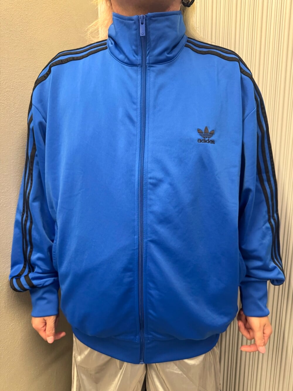 ブルー系のジャージ、シルバー系のスウェットパンツ、シルバー系のスニーカーを着用したメンズの秋コーディネートの2枚目の写真