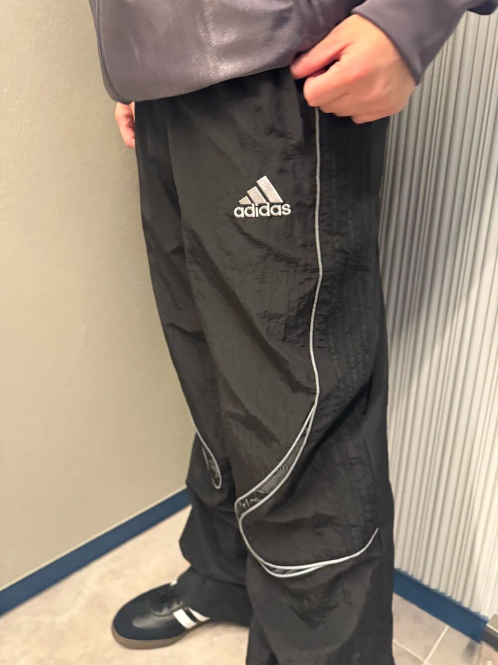「adidasのファイヤーバード メタリックトラックトップ（ジャージ）（ジャージ、グレー系）」を使った、MSさん（メンズ・164cm）の秋コーディネートの5枚目の写真
