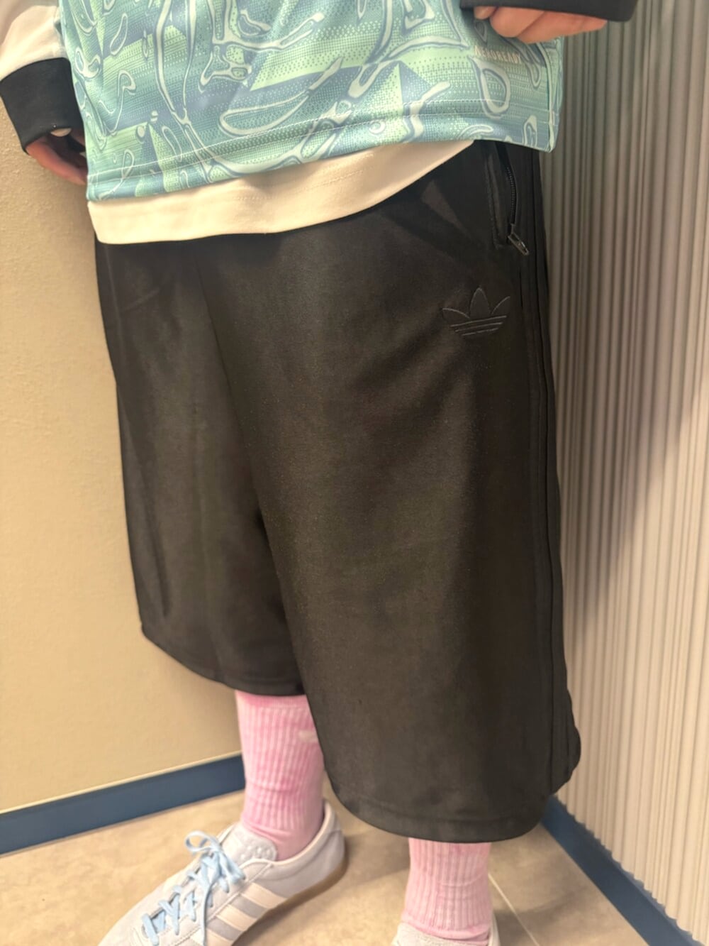 ホワイト系のTシャツ/カットソー、ブラック系のその他パンツ、ブルー系のTシャツ/カットソーを着用したメンズの夏コーディネートの3枚目の写真