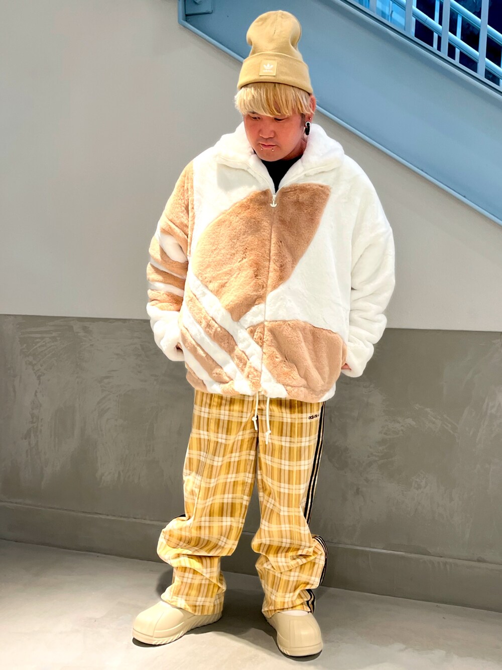 ホワイト系のブルゾン、ベージュ系のその他パンツ、ベージュ系のスニーカーを着用したメンズの冬コーディネートの2枚目の写真