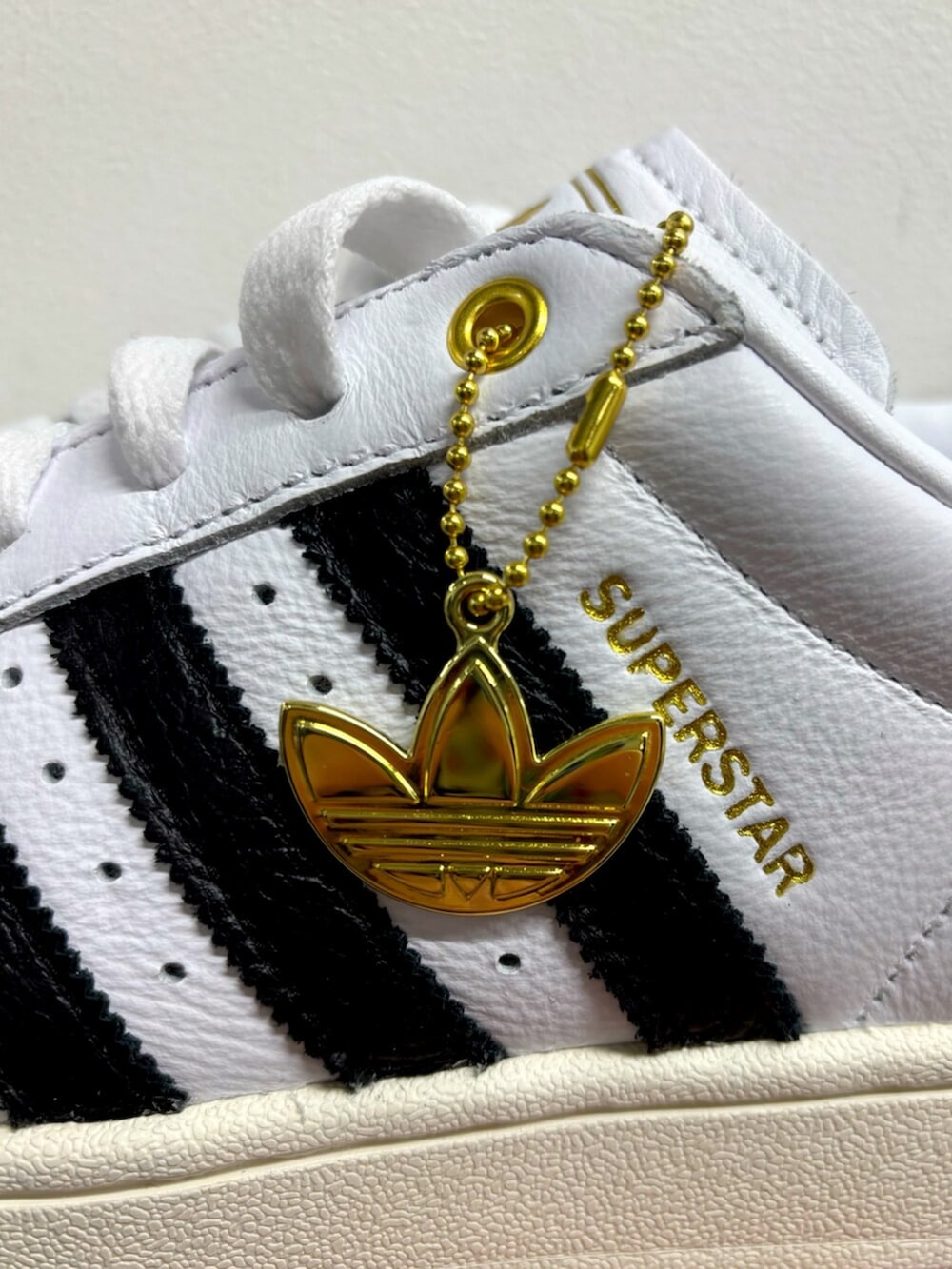 グレー系のその他パンツ、ホワイト系のスニーカー、グレー系のジャージを着用したメンズの春コーディネートの6枚目の写真