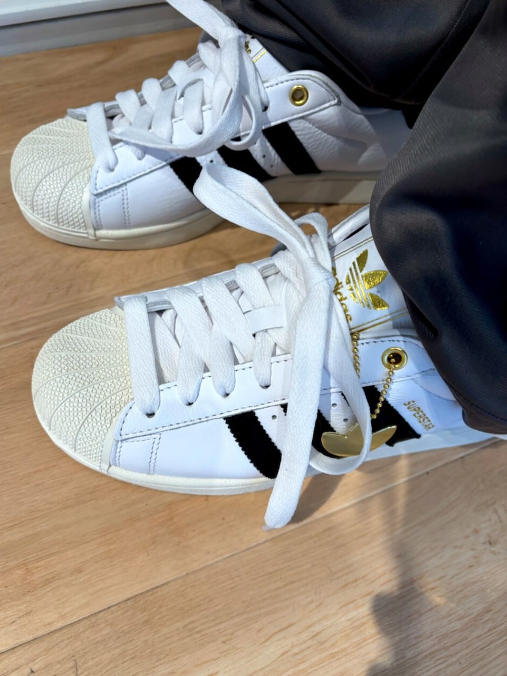 グレー系のその他パンツ、ホワイト系のスニーカー、グレー系のジャージを着用したメンズの春コーディネートの5枚目の写真