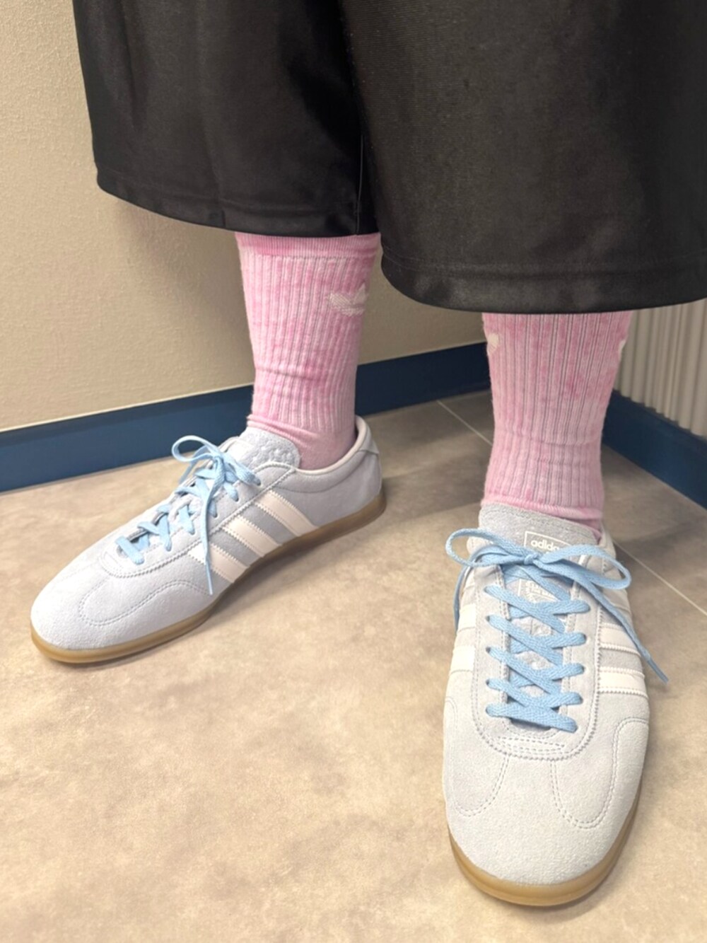 ホワイト系のTシャツ/カットソー、ブラック系のその他パンツ、ブルー系のTシャツ/カットソーを着用したメンズの夏コーディネートの4枚目の写真