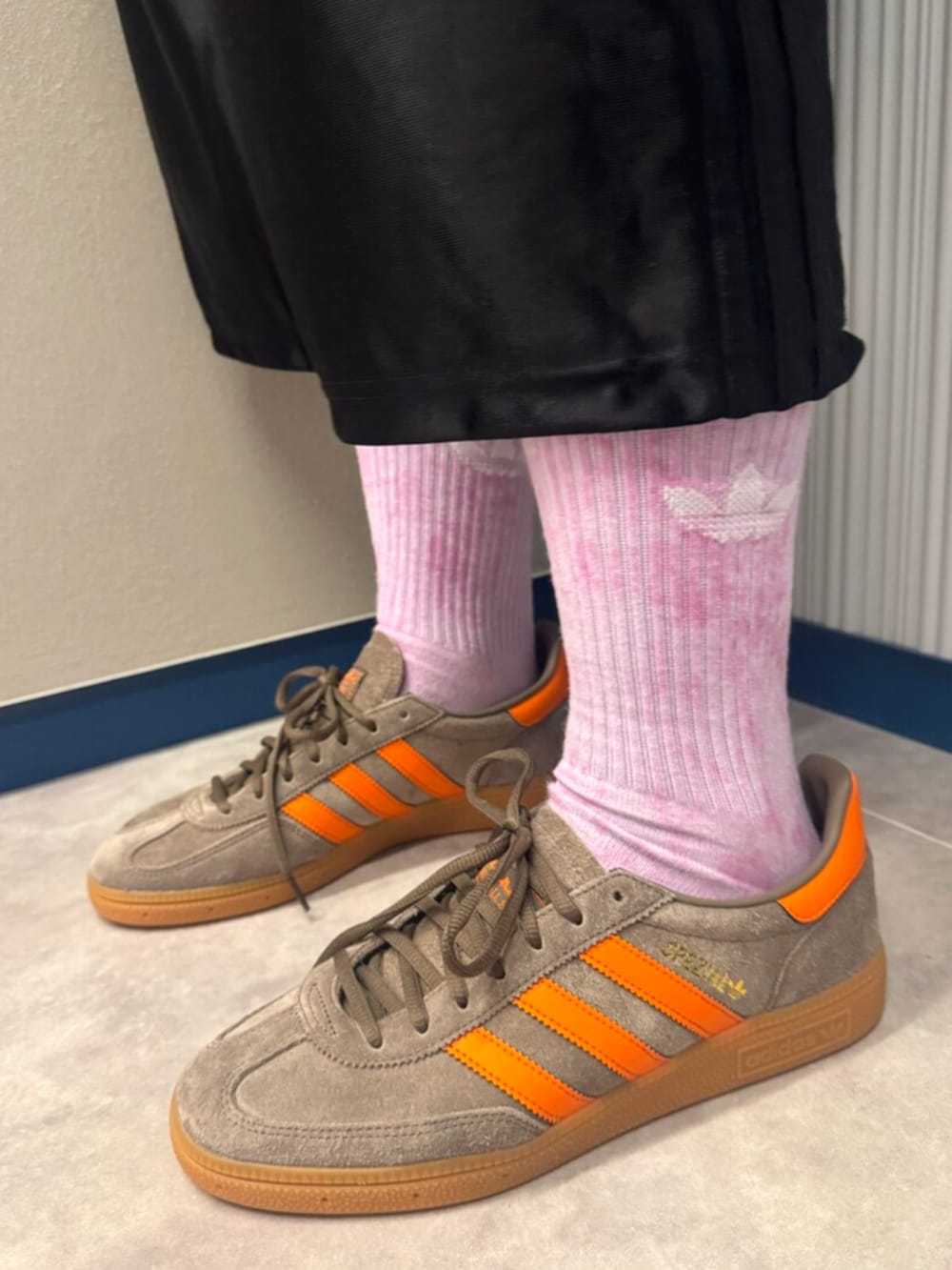 レッド系のTシャツ/カットソー、ホワイト系のTシャツ/カットソー、ブラック系のその他パンツを着用したメンズの夏コーディネートの4枚目の写真