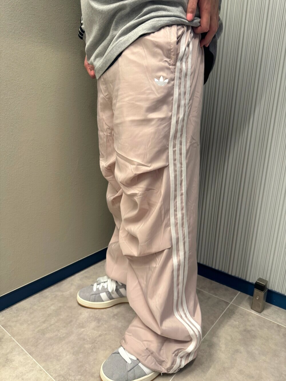 グレー系のポロシャツ、ピンク系のスウェットパンツ、グレー系のスニーカーを着用したメンズの秋コーディネートの5枚目の写真